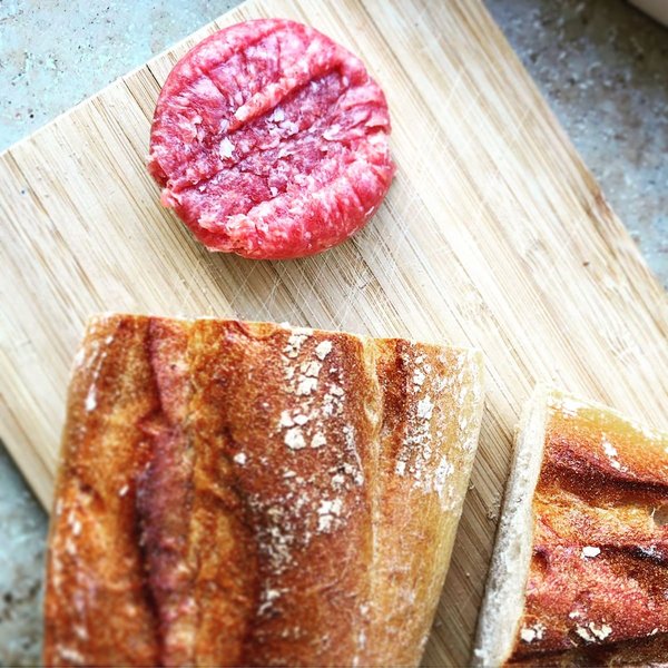 Pourquoi le steak haché a un côté rayé ?